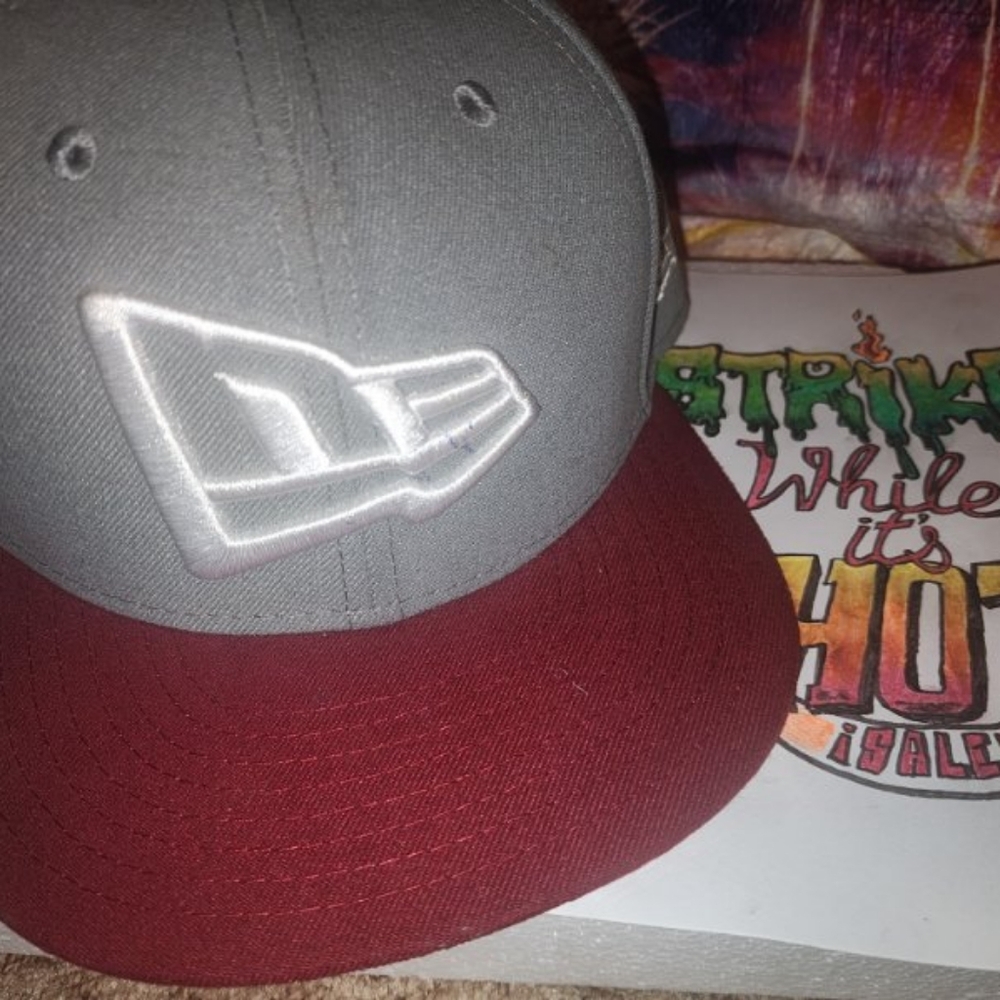 🍄 New Era Brand Hat, New Era 59Fifty, 7 3/8", Grey w/ Burgundy 🍄